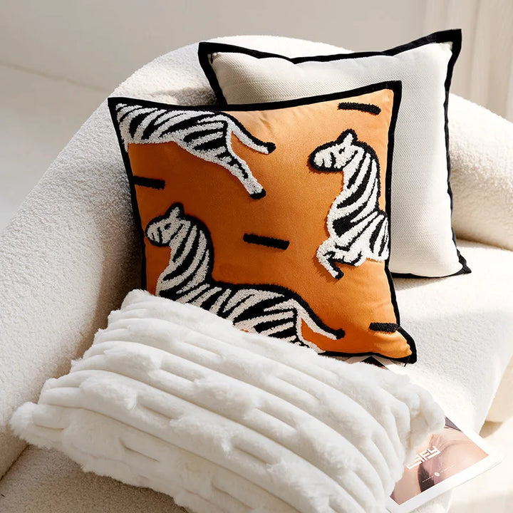 Skanto | Luksus brodert dekorativ pute med hesteprint for sofa og stue