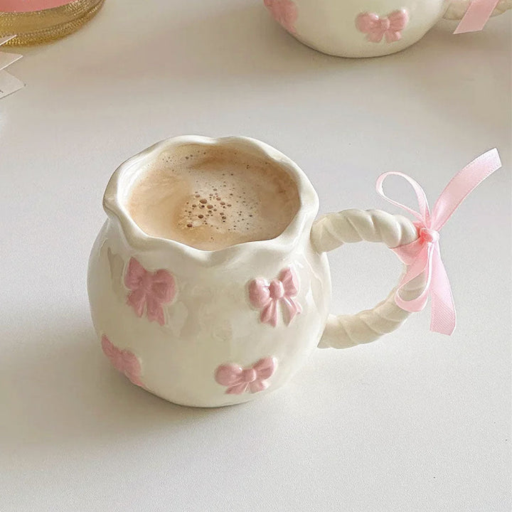 Bånd-pyntet keramisk krus – Håndlaget eleganse for kaffe- og teelskere | Skanto