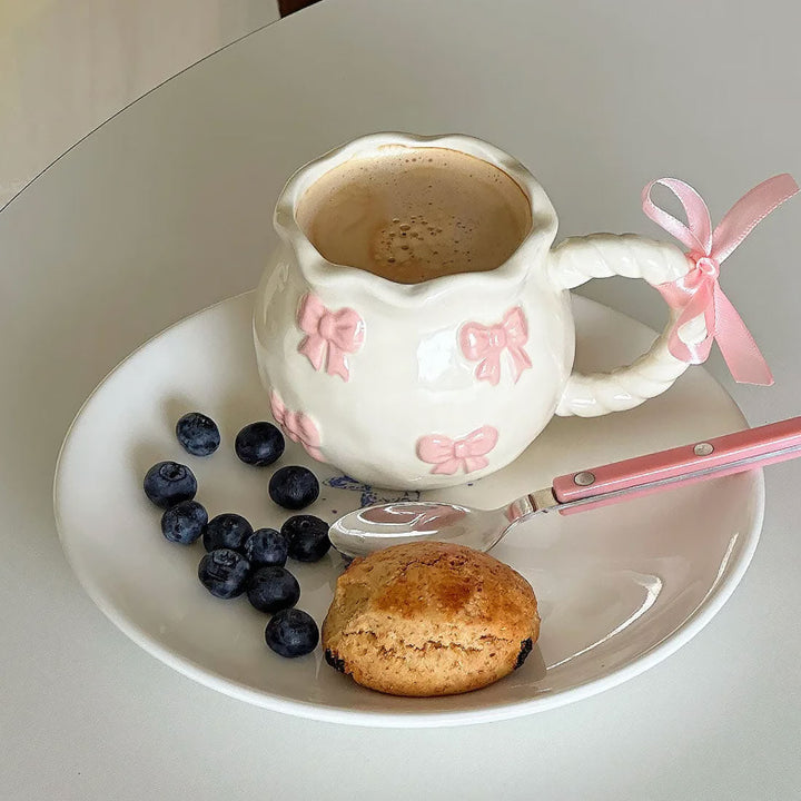 Bånd-pyntet keramisk krus – Håndlaget eleganse for kaffe- og teelskere | Skanto