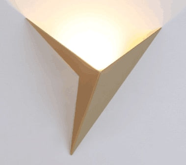 Skanto | TriGlow – Triangulær Vegglampe for Sleek, Moderne Belysning