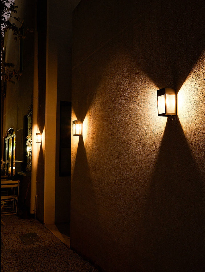 Skanto | GlowHaven – Vegglampe for Hagegjerder med Innbydende Lys