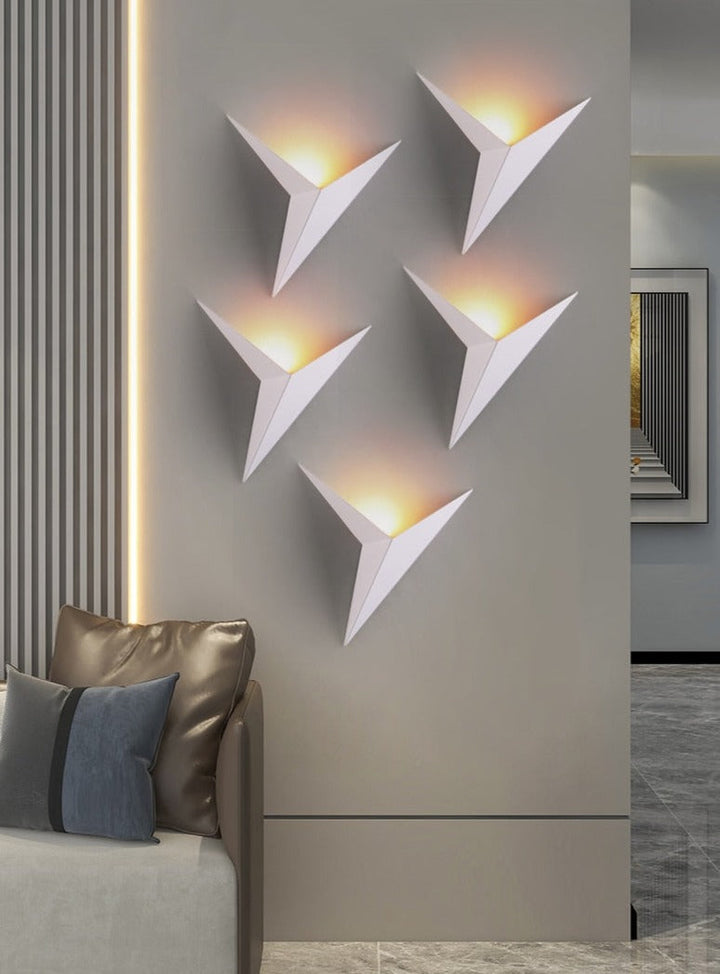 Skanto | TriGlow – Triangulær Vegglampe for Sleek, Moderne Belysning