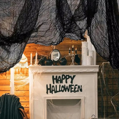 Skanto | Hengende dekorasjon laget av svart gasbind til Halloween — perfekt for vegger, peis og dører
