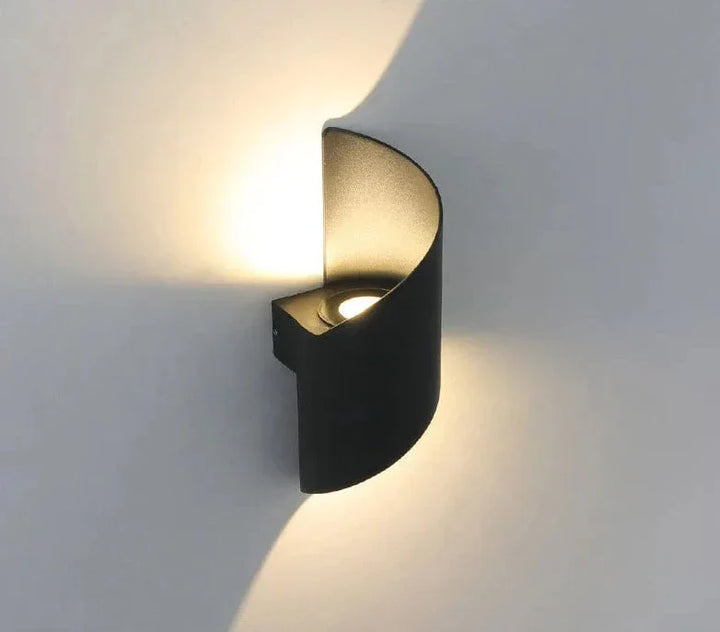 Skanto | IronEdge – Moderne Vegglampe Laget av Jern og Akryl