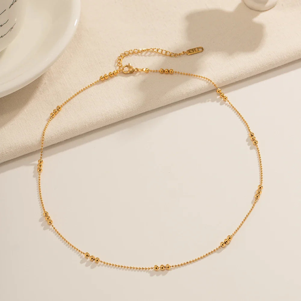 Skanto | 16k Delikat Triple Perle Accent Halskjede