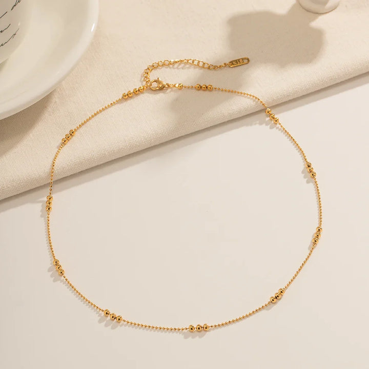 Skanto | 16k Delikat Triple Perle Accent Halskjede