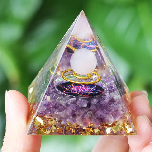 Skanto | Amethyst Peridot Orgone Pyramide - Energigenerator Krystall Reiki Chakra Orgonitt Meditasjonsverktøy