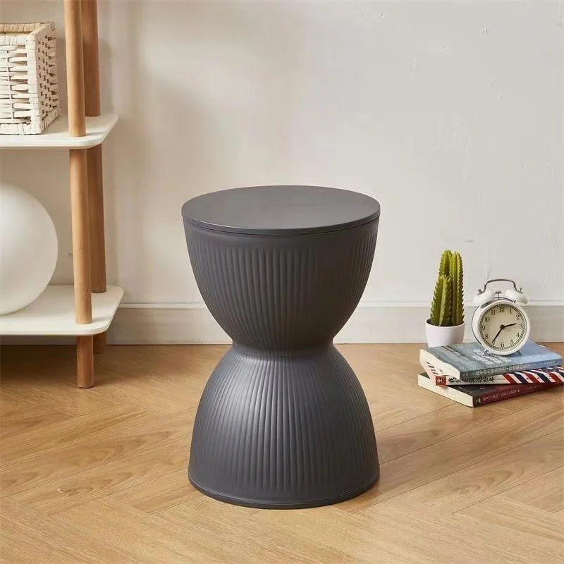 Skanto | Nordisk Plast Lav Sidebord med Timeglassdesign