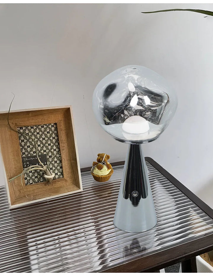 Moderne Mini Bordlampe i Lava Design med LED Lys - Dekorativ Lampe for Stue, Soverom & Kontor | Skanto
