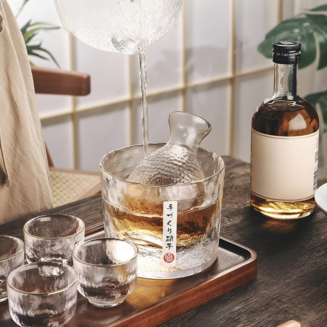 Japansk sake-sett i glass – elegant karaffel med kopper | Perfekt for vin, whisky og likør