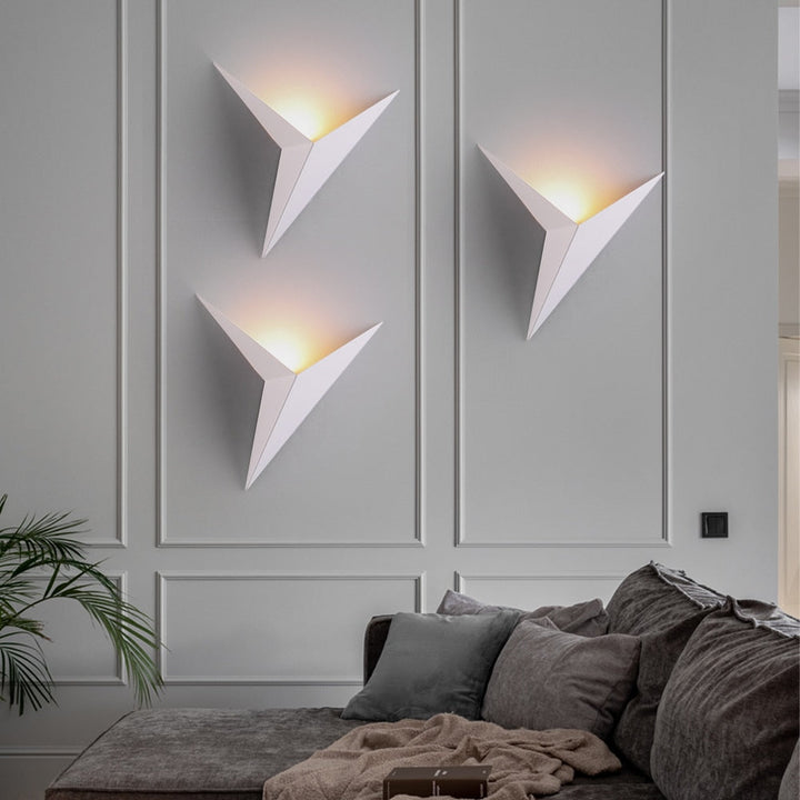Skanto | TriGlow – Triangulær Vegglampe for Sleek, Moderne Belysning