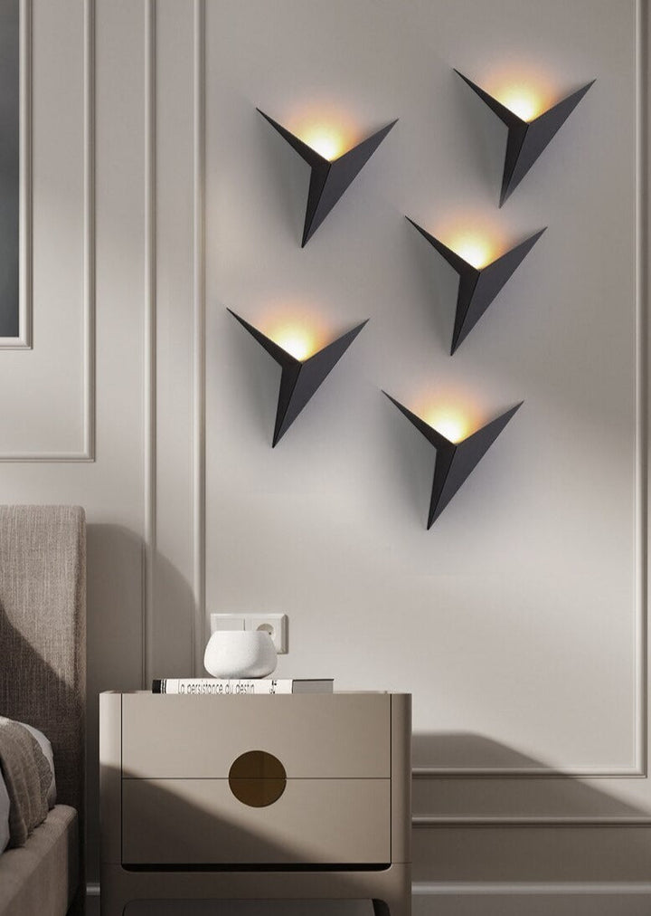 Skanto | TriGlow – Triangulær Vegglampe for Sleek, Moderne Belysning
