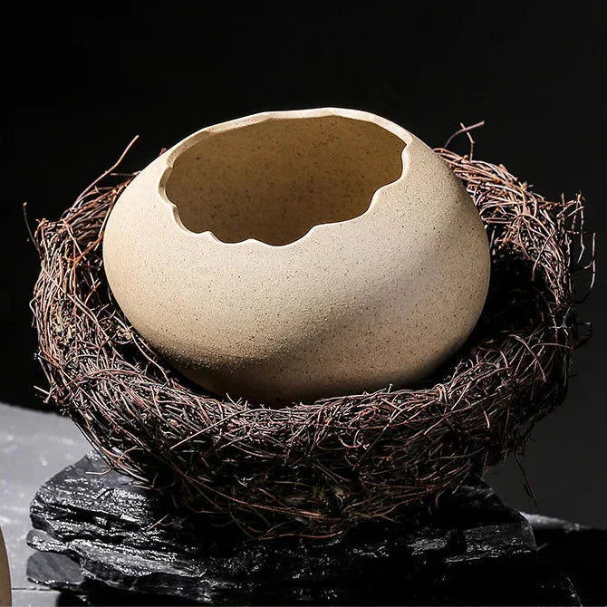 Kreativ keramisk fuglerede-eggeskallskål