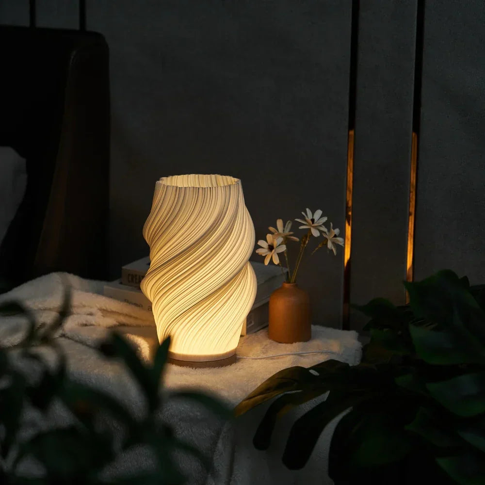 Skanto | Elegant skrivebordlampe med dimming og naturlig trebase