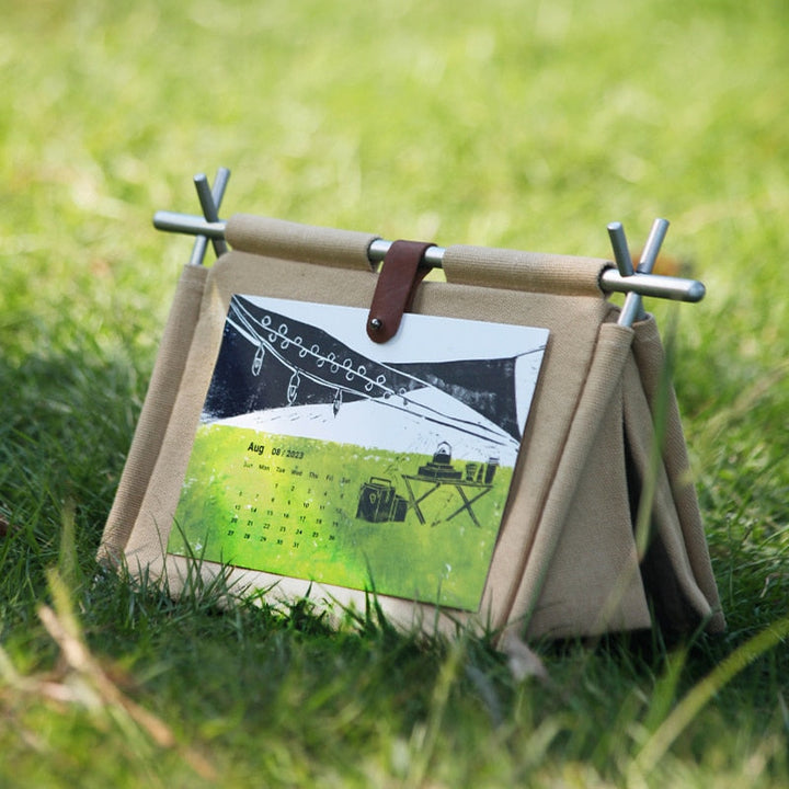 Skanto | Camping Tischkalender | Zeltstil mit Holzständer | 12-Monate-Set