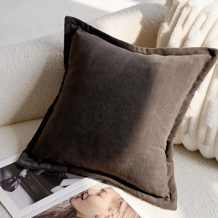Skanto | Luksus brodert dekorativ pute med hesteprint for sofa og stue