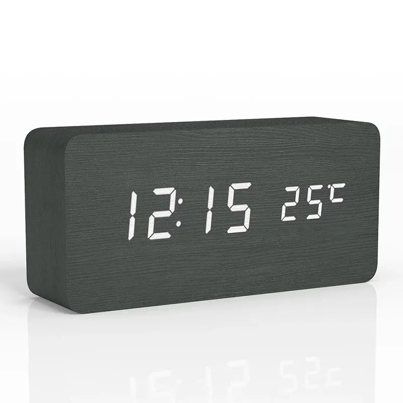 Skanto | Tre LED Digitalt Vekkerklokke: Stilig bord- og nattbordklokke med temperaturvisning