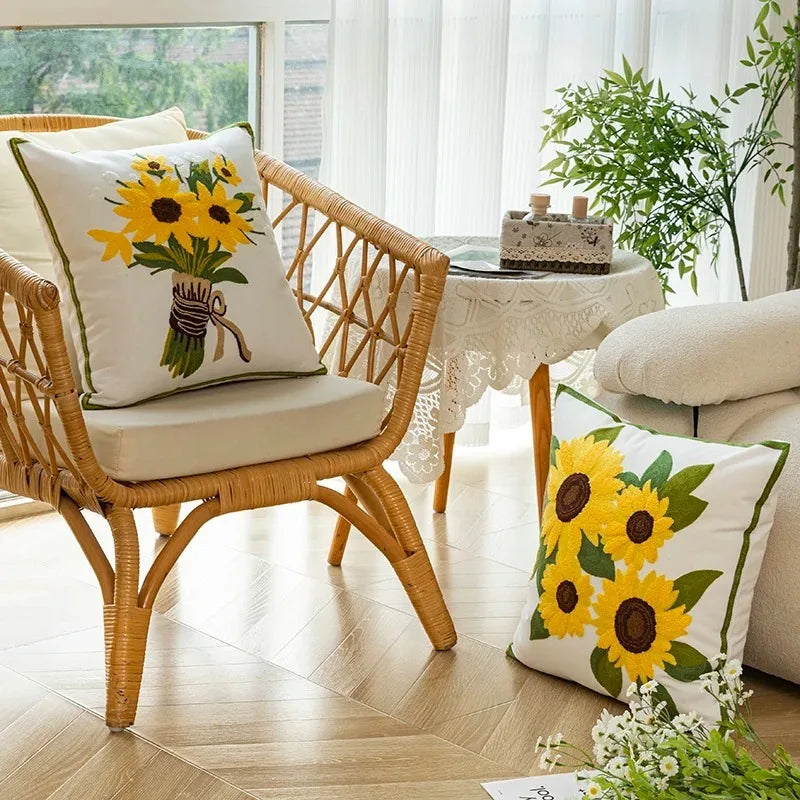Skanto | Bomullsbrodert dekorativ pute 45x45 cm med solblomstmønster