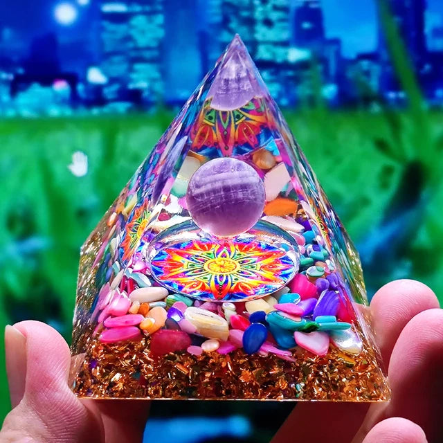 Skanto | Amethyst Peridot Orgone Pyramide - Energigenerator Krystall Reiki Chakra Orgonitt Meditasjonsverktøy