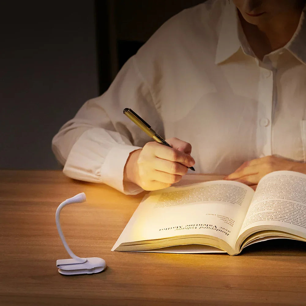 Skanto | Mini Boklys - Bærbart Klips-Lys med USB-lading, Dimmbar LED for Soverom, Øyevern og Camping - 360° Vri Klips Boklampe