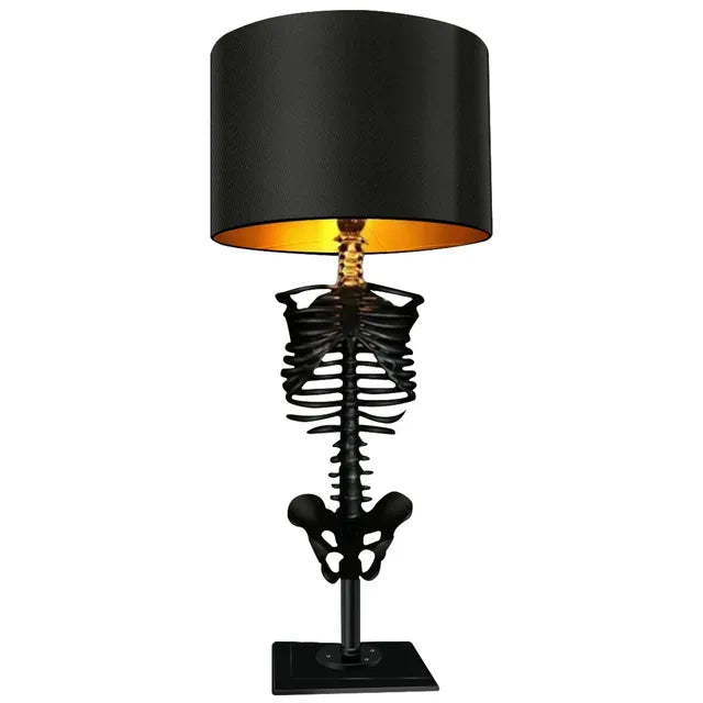 Skanto | Håndlaget gotisk skjelett bordlampe