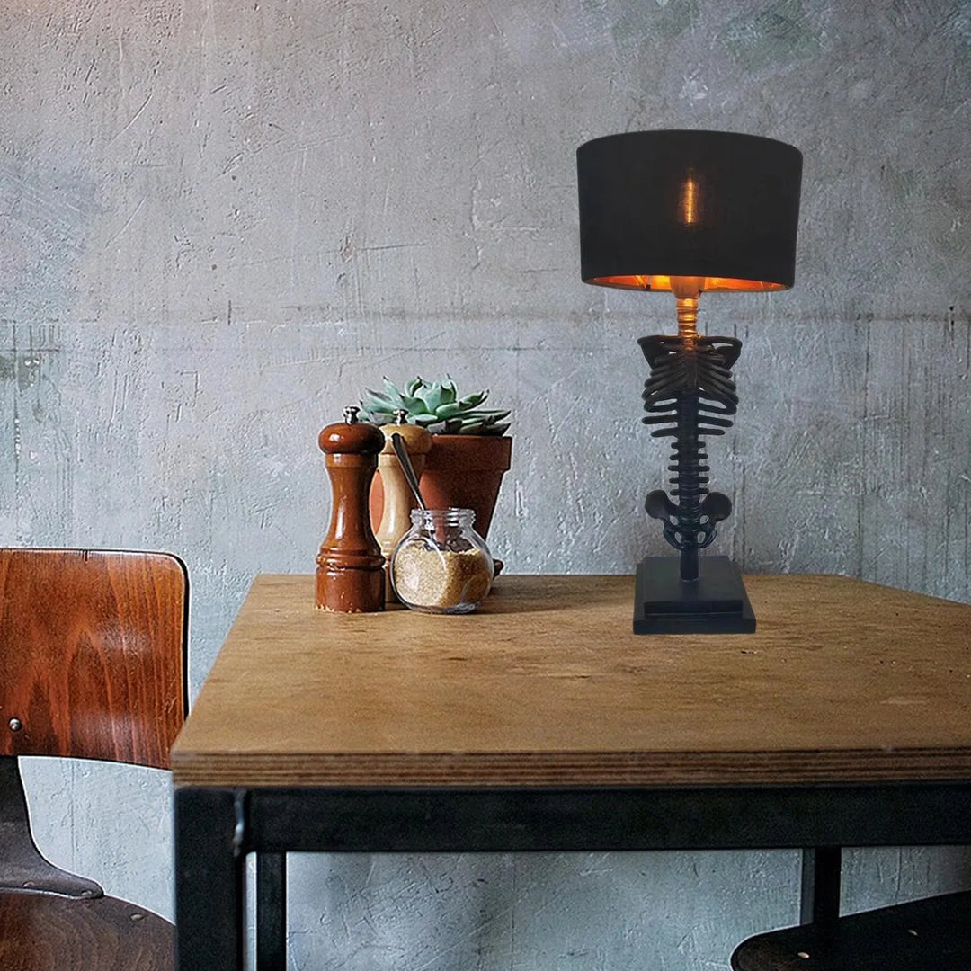Skanto | Håndlaget gotisk skjelett bordlampe