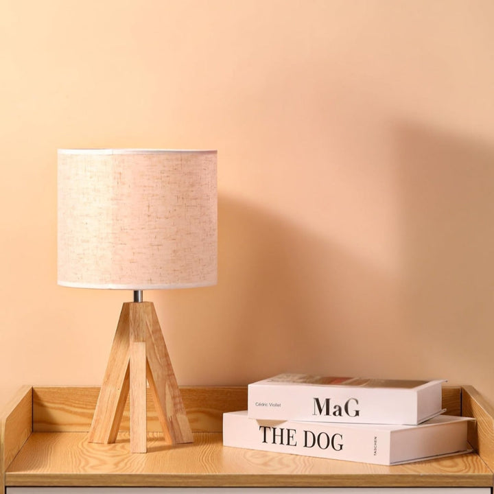 Skanto | Solara Minimalist Tripod Bordlampe