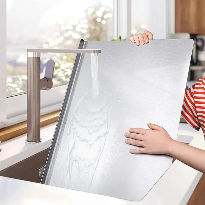 Skanto | SteelEdge – Hygienisk skjærefjøl i rustfritt stål med skridsikker og slank kantdesign
