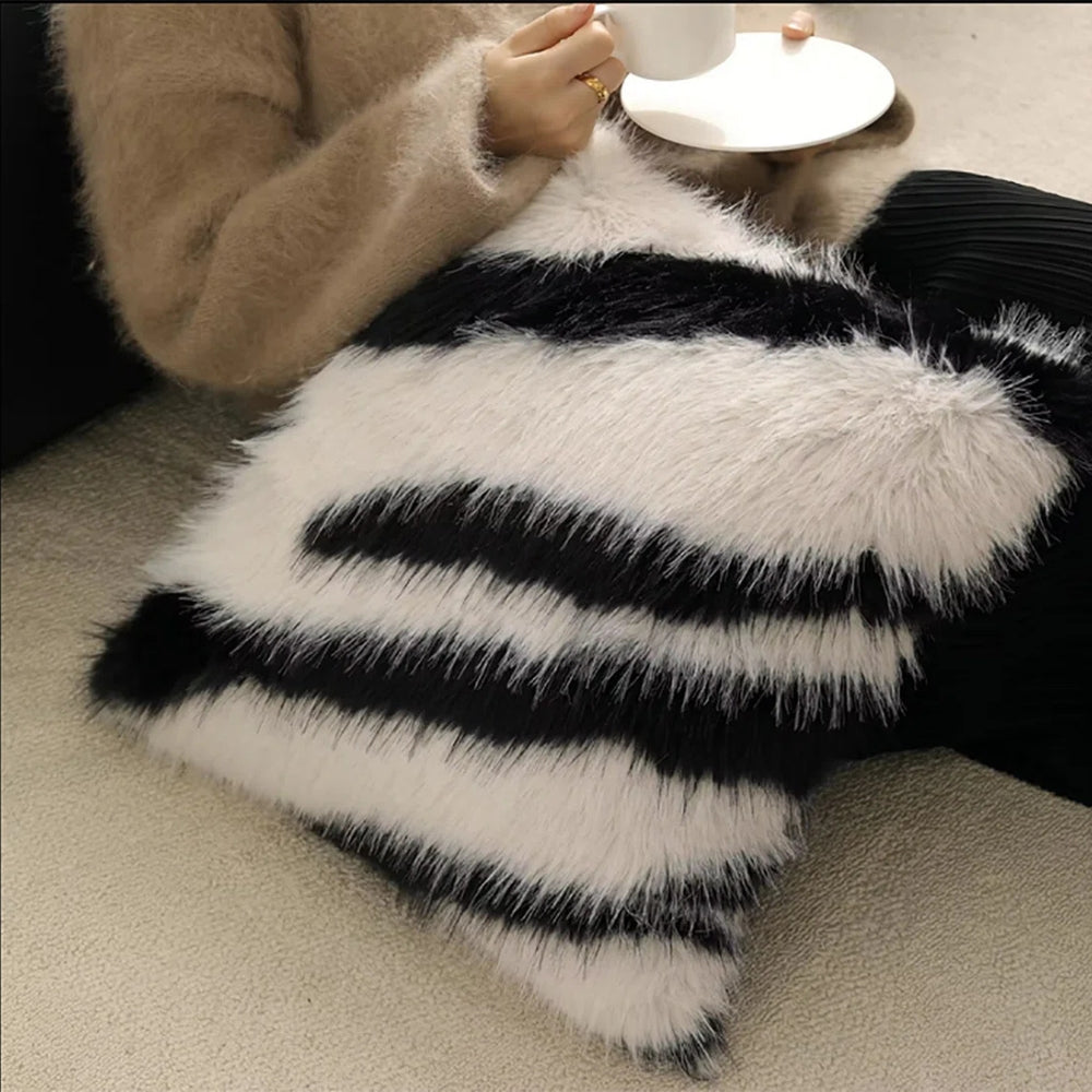 Skanto | Strié Luxe Faux Fur Putevar