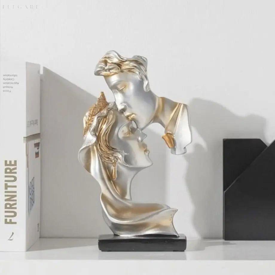 Søt kyss – Statue av et kjærlig par som kysser hverandre på pannen