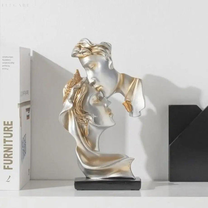 Søt kyss – Statue av et kjærlig par som kysser hverandre på pannen