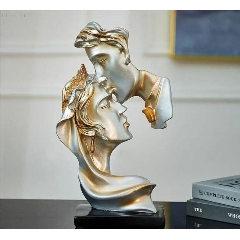 Søt kyss – Statue av et kjærlig par som kysser hverandre på pannen