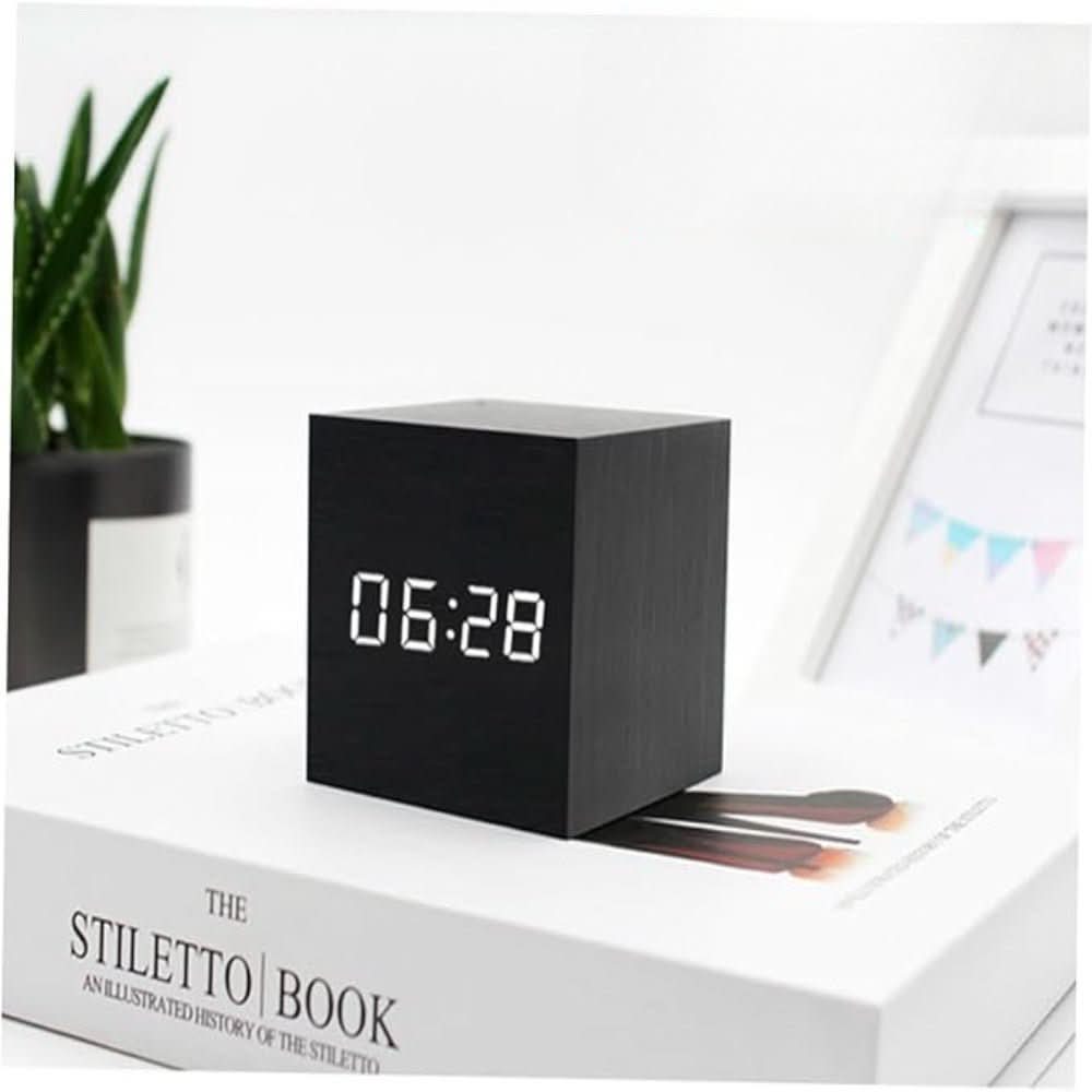 Skanto | LED Digital Vekkerklokke – Kompakt Terning med Tid, Dato & Temperaturskjerm