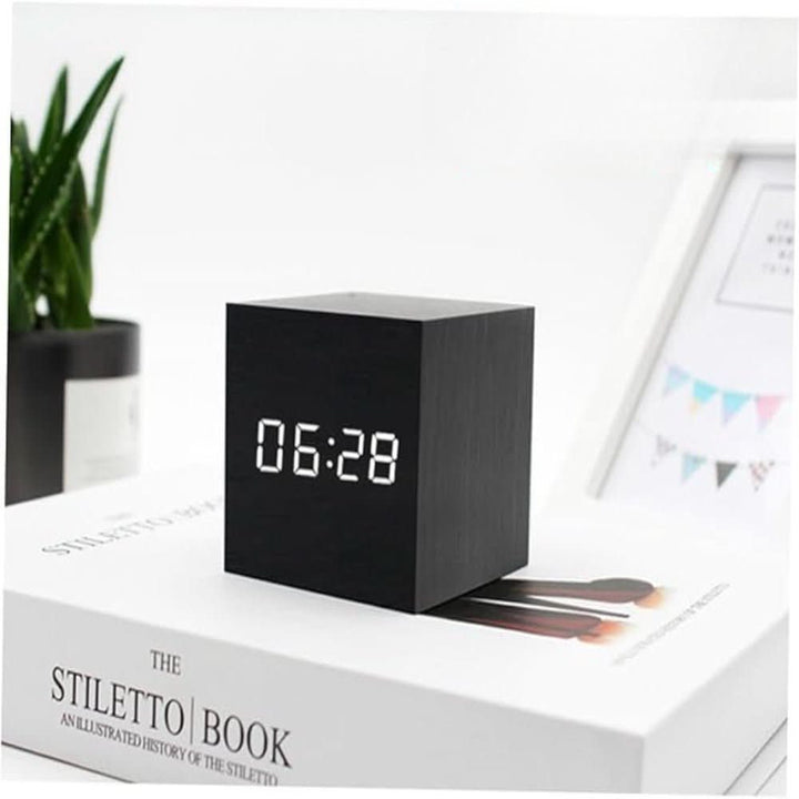 Skanto | LED Digital Vekkerklokke – Kompakt Terning med Tid, Dato & Temperaturskjerm