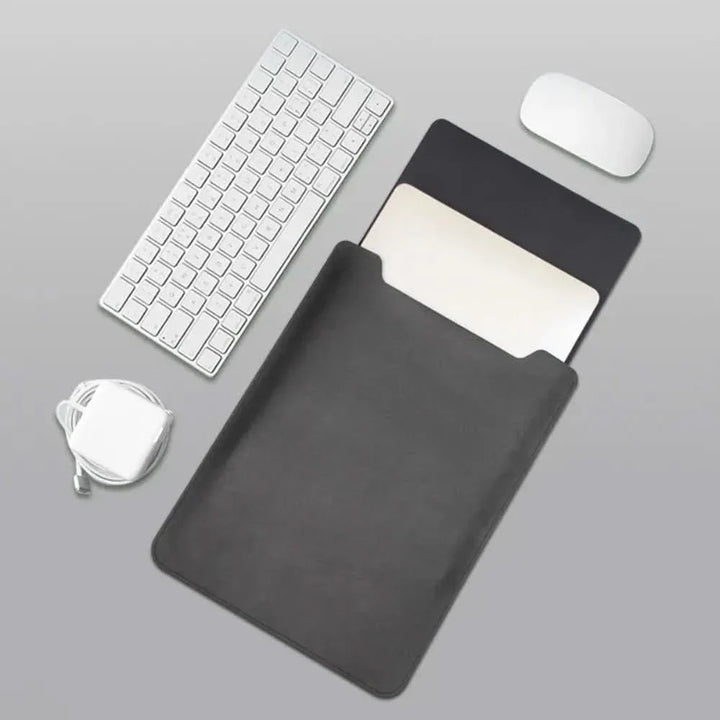 Skanto | Ultra-Slim PU Lær Laptop Sleeve (13–15 tommer) – Vanntett & Multifunksjonell