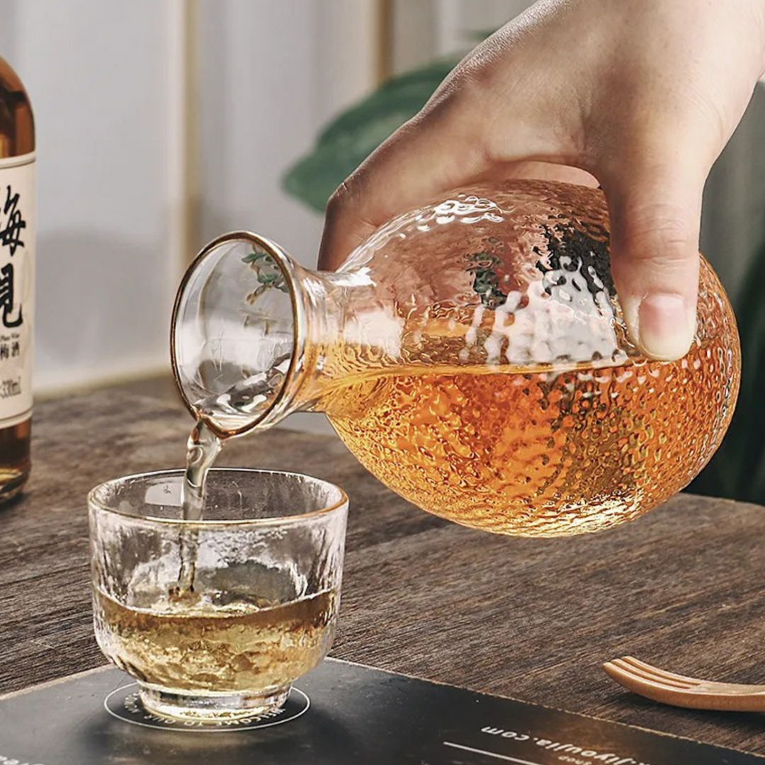 Japansk sake-sett i glass – elegant karaffel med kopper | Perfekt for vin, whisky og likør