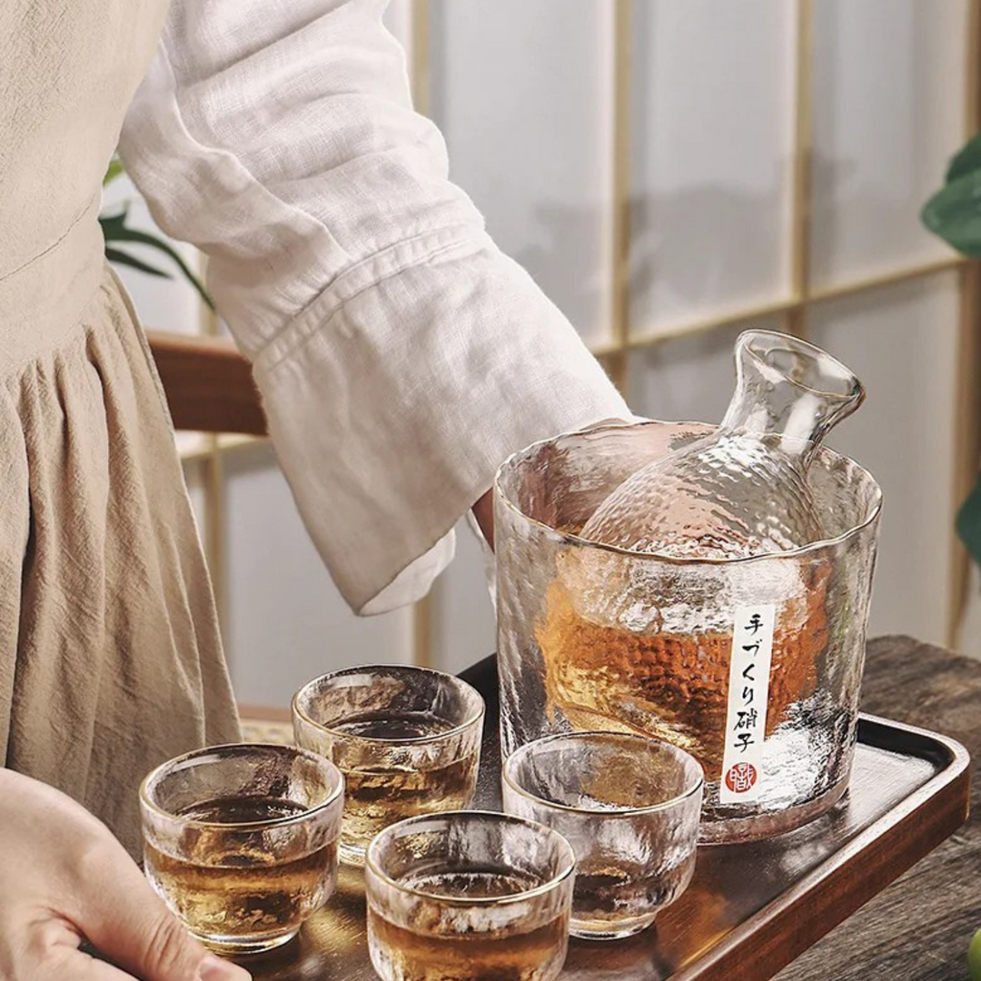 Japansk sake-sett i glass – elegant karaffel med kopper | Perfekt for vin, whisky og likør