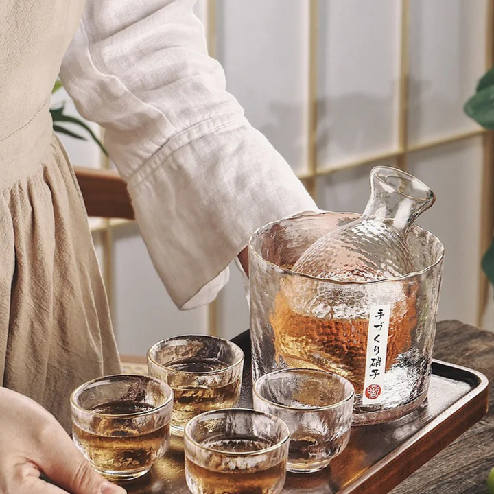 Japansk sake-sett i glass – elegant karaffel med kopper | Perfekt for vin, whisky og likør