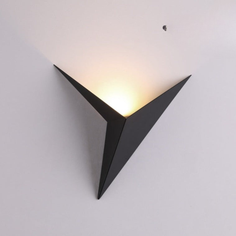 Skanto | TriGlow – Triangulær Vegglampe for Sleek, Moderne Belysning
