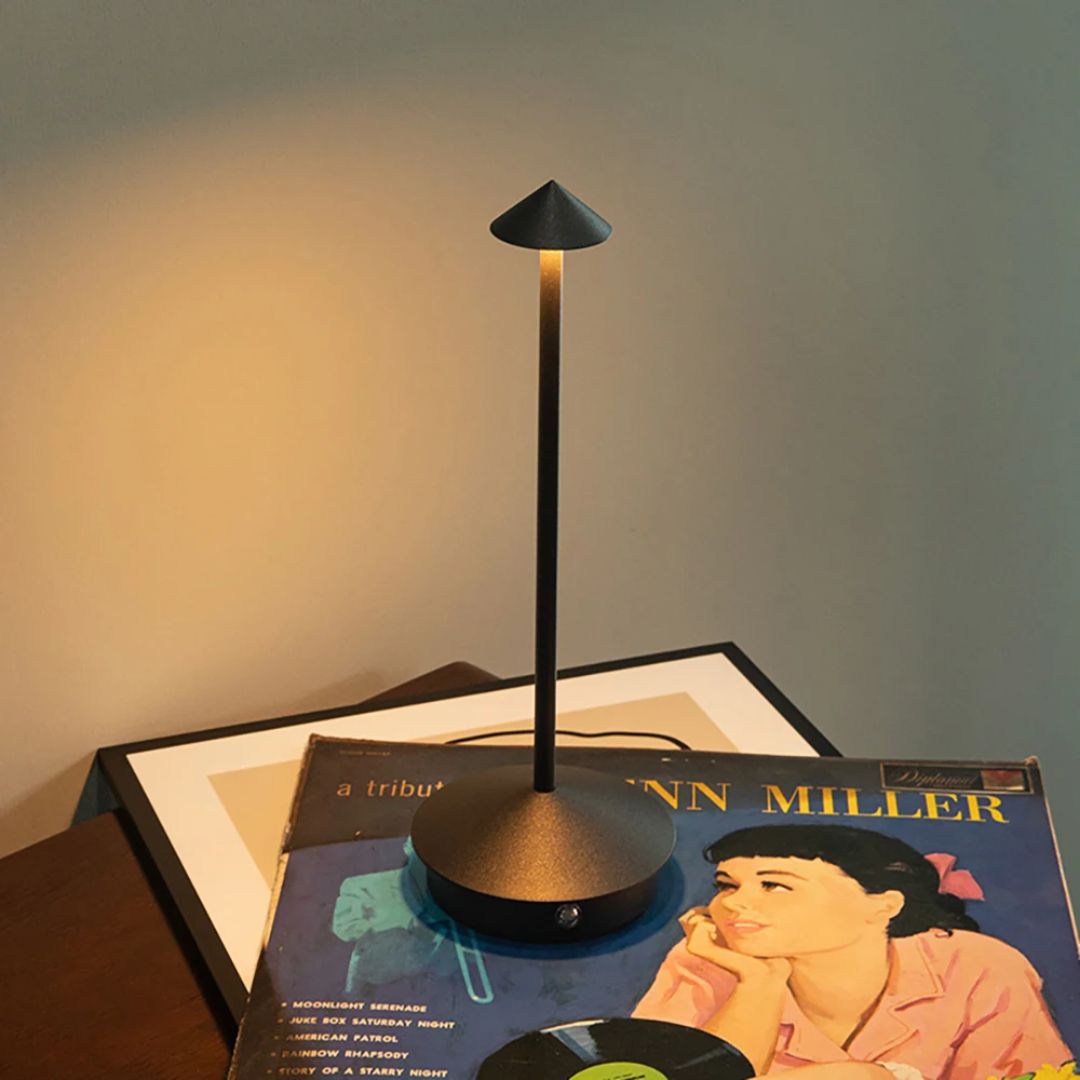 Robyn Arrow LED Bordlampe | Skanto