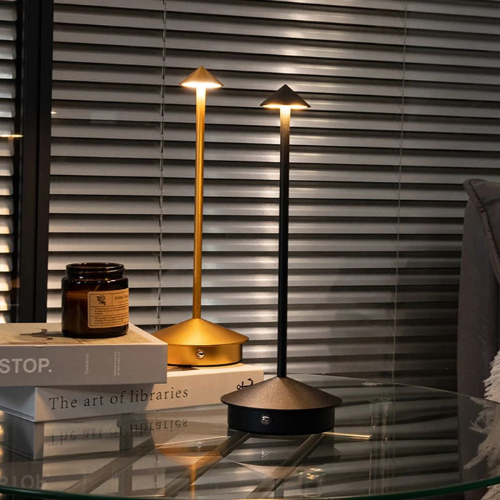 Robyn Arrow LED Bordlampe | Skanto