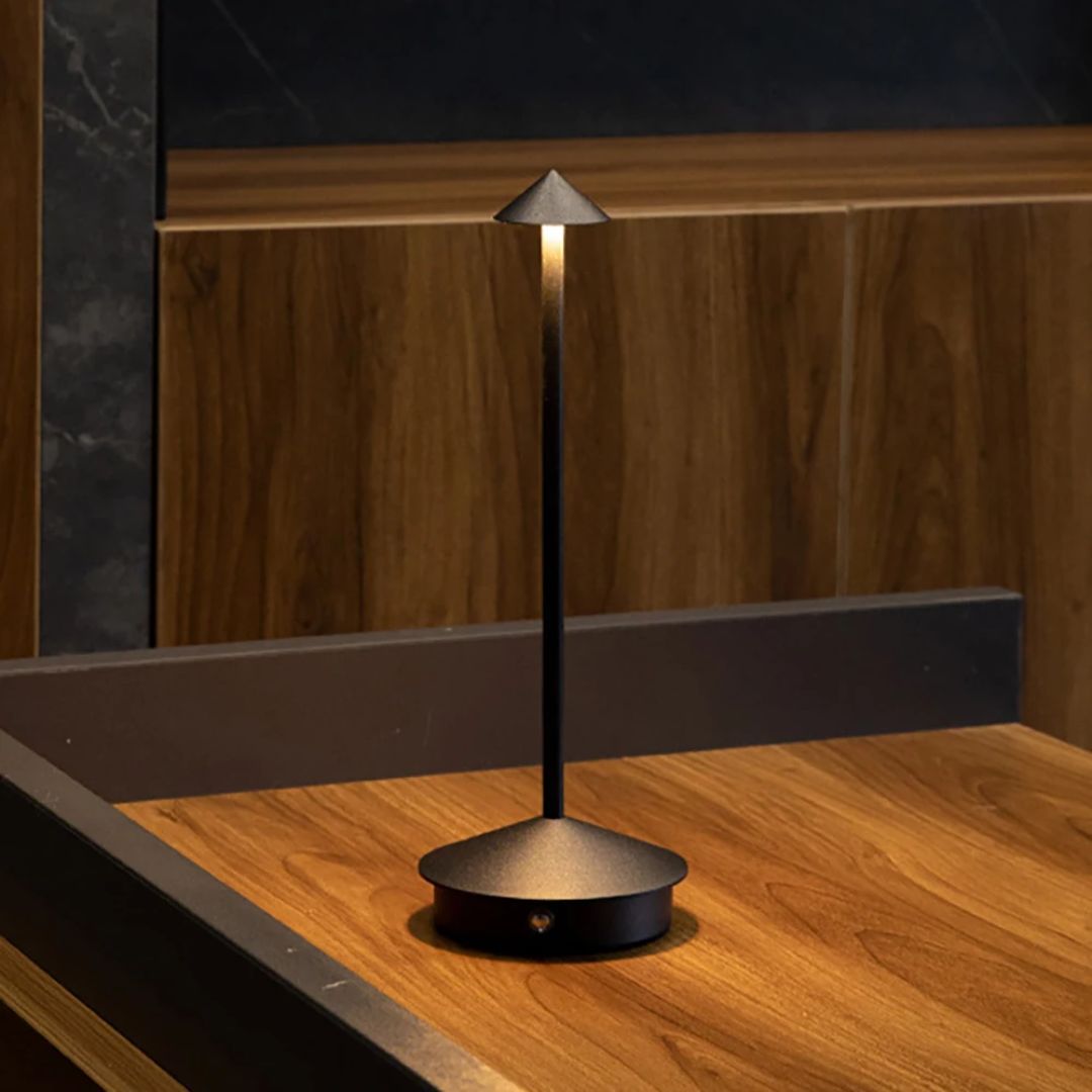 Robyn Arrow LED Bordlampe | Skanto