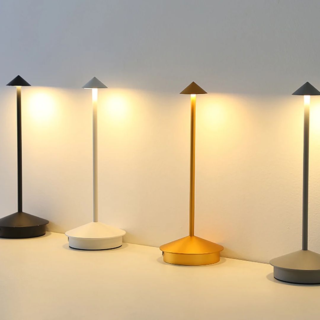 Robyn Arrow LED Bordlampe | Skanto