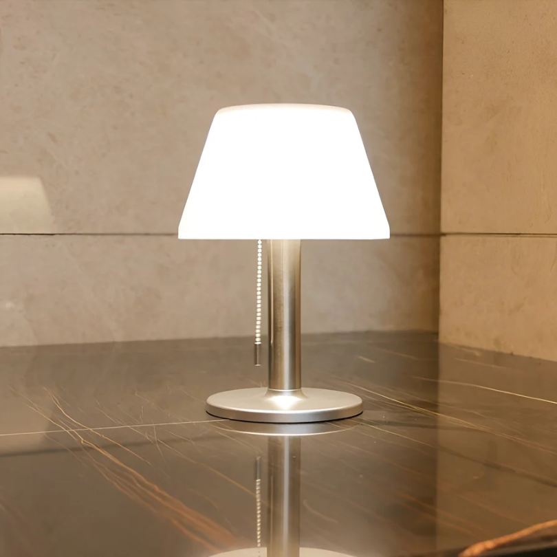 Stilig solbordlampe - SolarLuxe | Skanto