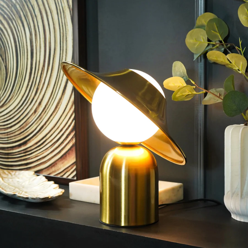 GoldAura Bordlampe - Elegant Gylden Belysning for Hjemmet Skanto
