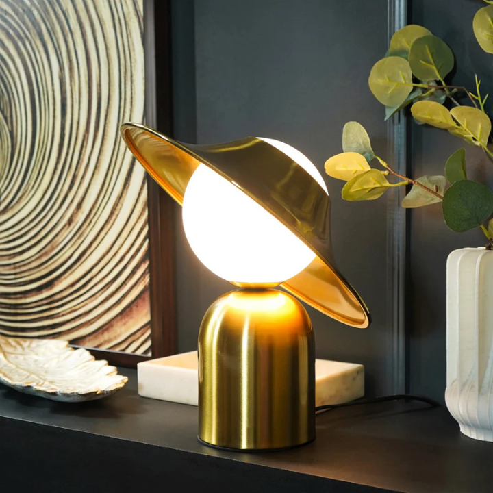 GoldAura Bordlampe - Elegant Gylden Belysning for Hjemmet Skanto
