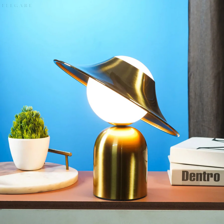 GoldAura Bordlampe - Elegant Gylden Belysning for Hjemmet Skanto