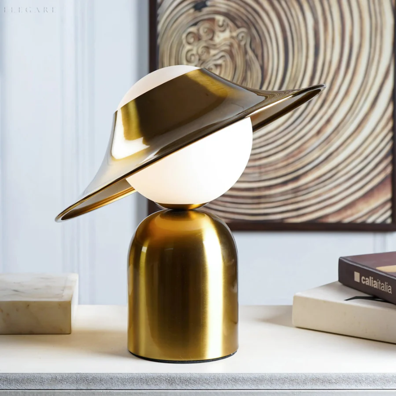 GoldAura Bordlampe - Elegant Gylden Belysning for Hjemmet Skanto