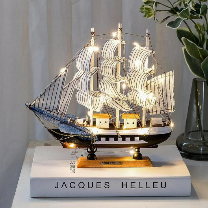 Skanto | Royaleva Nordic Wood Sailboat Sculpture - LED-belyst dekorativt stykke, batteridrevet