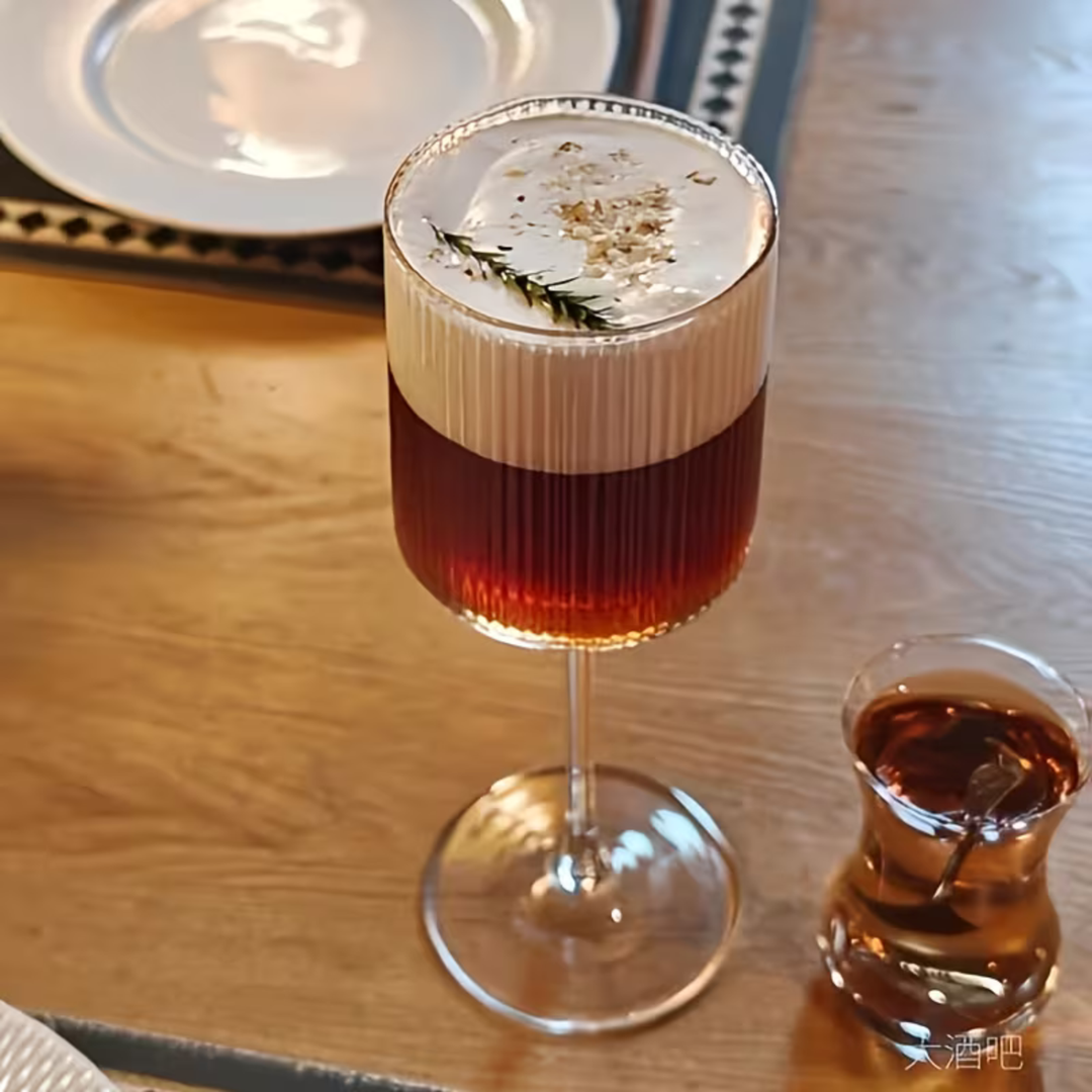 Krystallglass med vintage-riller – Gjennomsiktig og dekorativ | Elegant glass for hverdagsbruk og tabbouleh-kultur